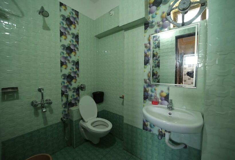 Отель French Breeze Residency