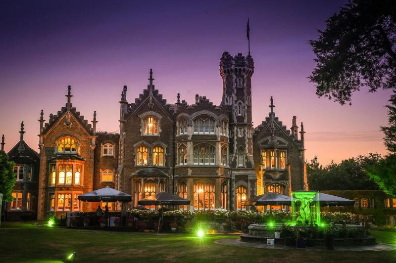 Отель Oakley Court