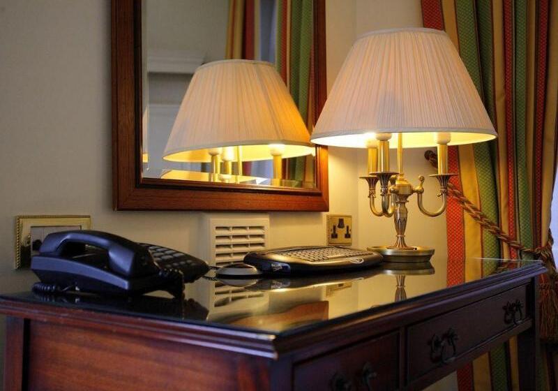 Отель Oakley Court