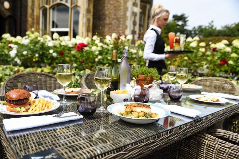 Отель Oakley Court