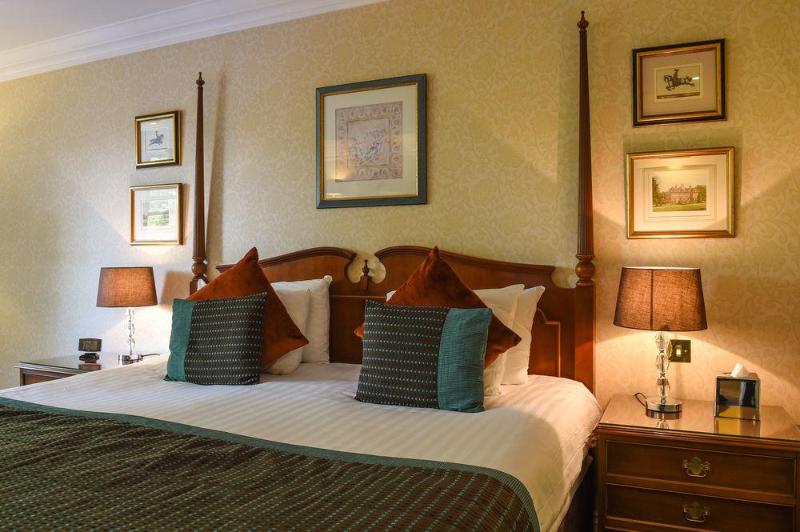 Отель Oakley Court