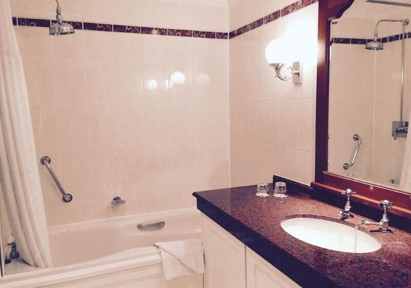 Отель Oakley Court