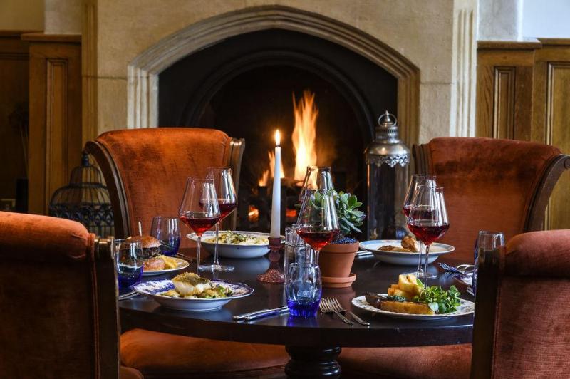 Отель Oakley Court