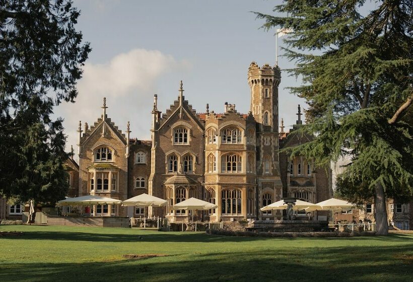 Отель Oakley Court