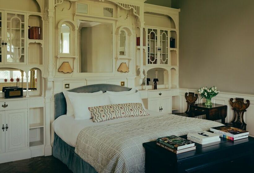 Отель Oakley Court