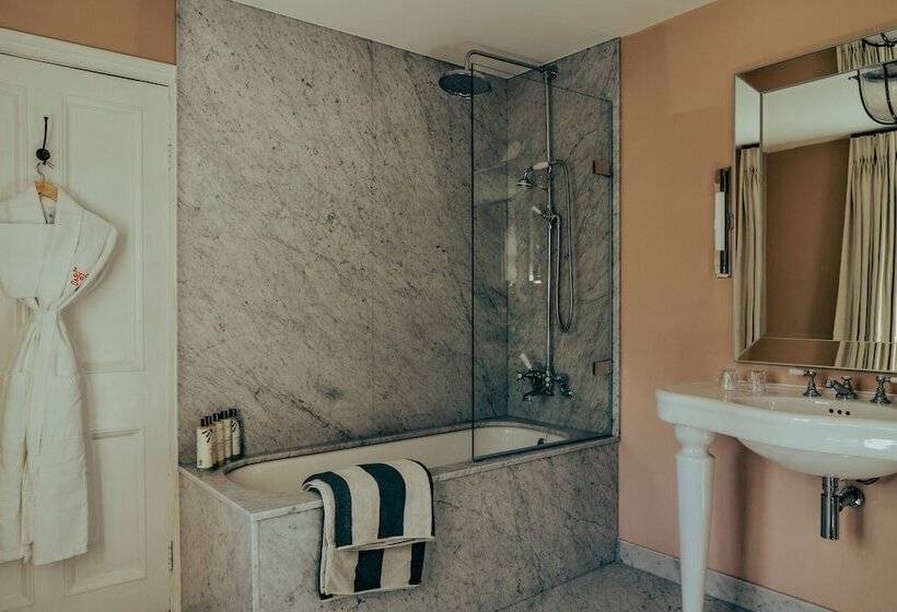 Отель Oakley Court