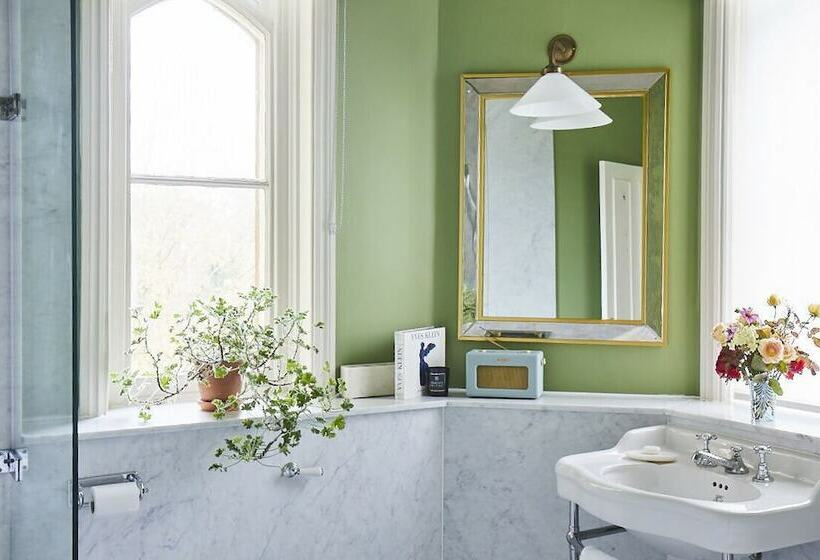 Отель Oakley Court