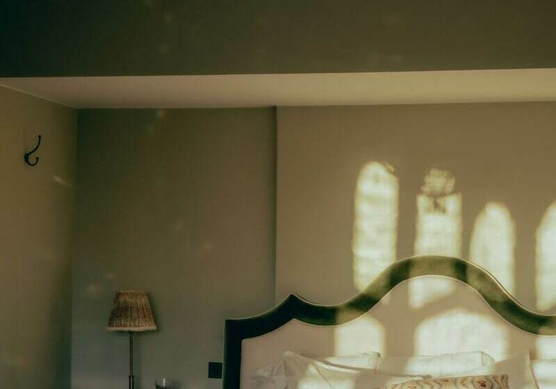 Отель Oakley Court