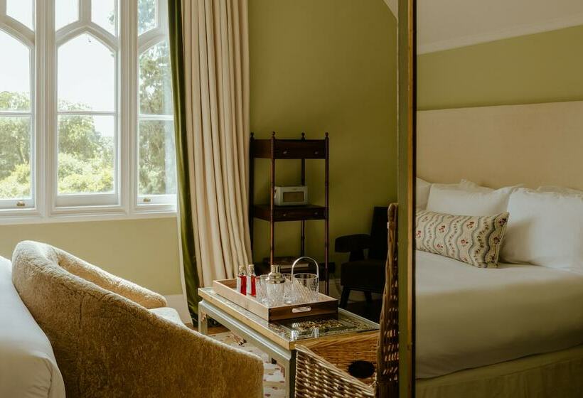 Отель Oakley Court