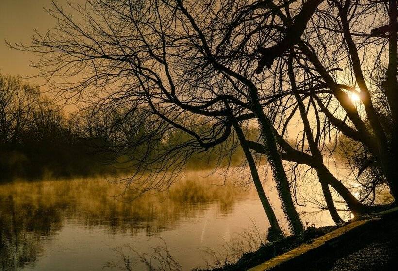 Отель Oakley Court