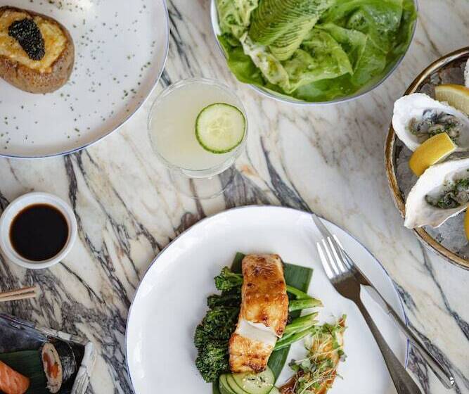 Отель Oakley Court