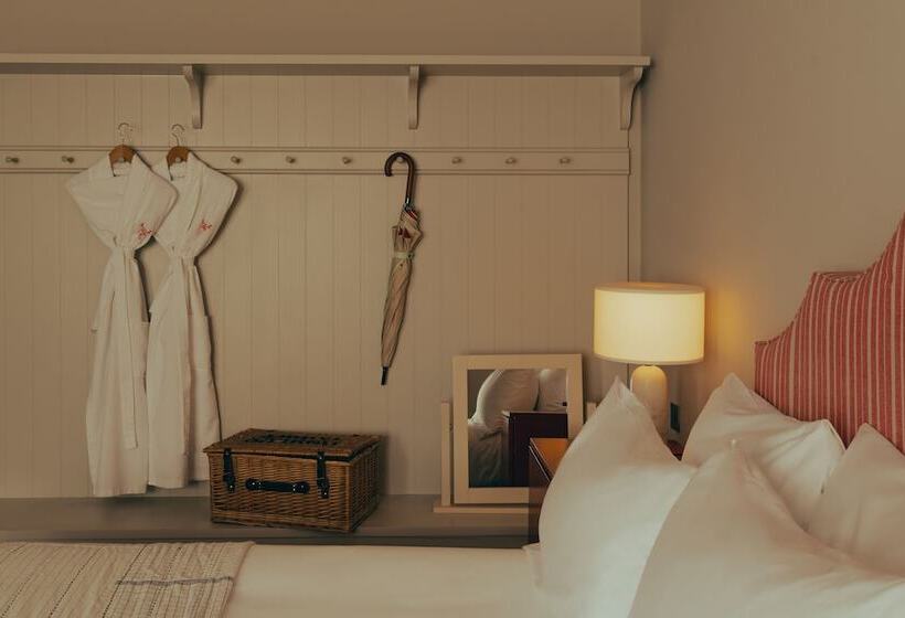 Отель Oakley Court