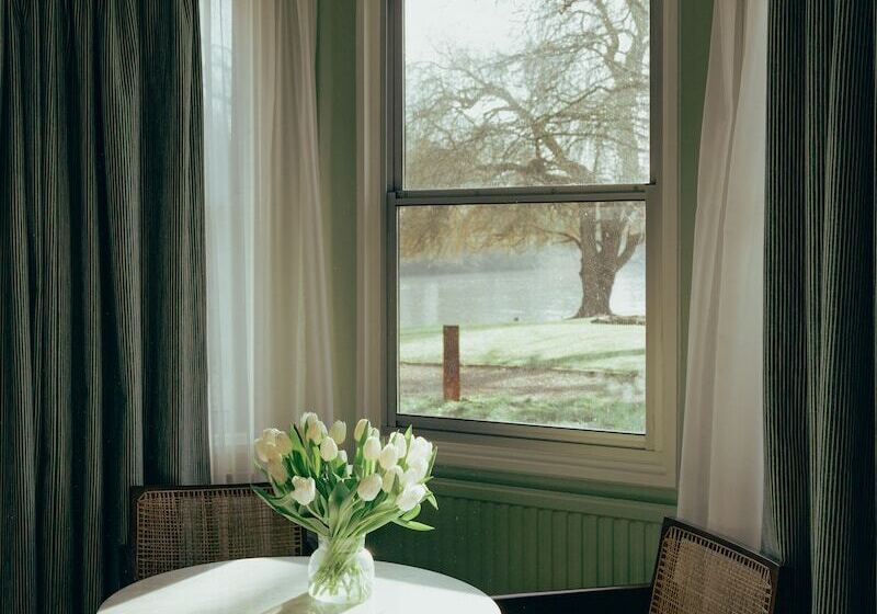 Отель Oakley Court