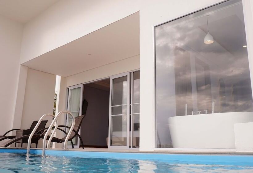 ホテル One Of A Kind Resort At Trikora Beach