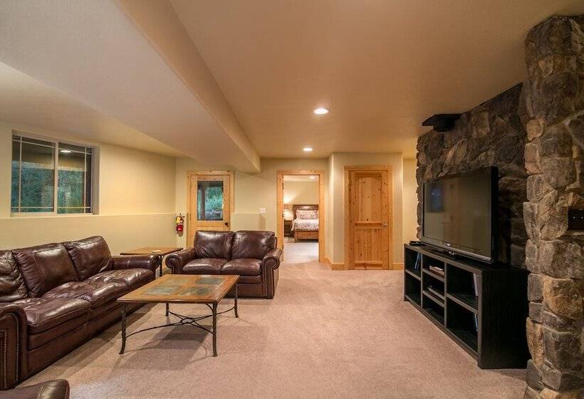 Отель Pineview Lodge