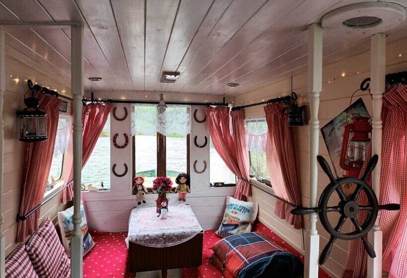 Отель Pretty & Cosy Boat In Stunning Valley View, Wales