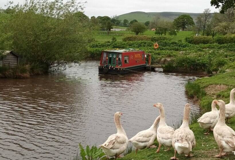 Отель Pretty & Cosy Boat In Stunning Valley View, Wales