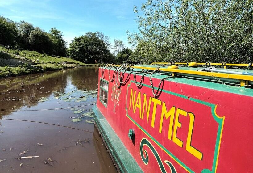 Отель Pretty & Cosy Boat In Stunning Valley View, Wales