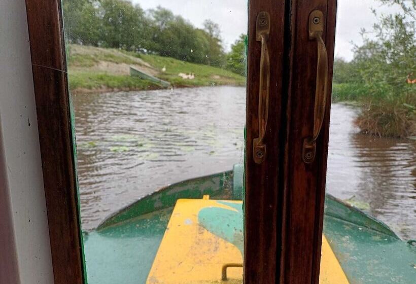 Отель Pretty & Cosy Boat In Stunning Valley View, Wales