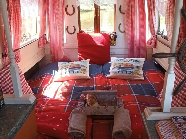 Отель Pretty & Cosy Boat In Stunning Valley View, Wales