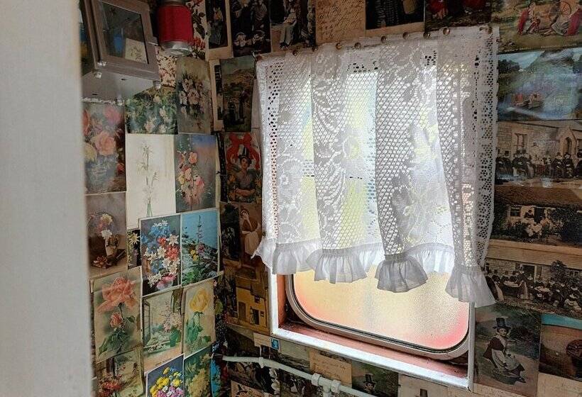 Отель Pretty & Cosy Boat In Stunning Valley View, Wales