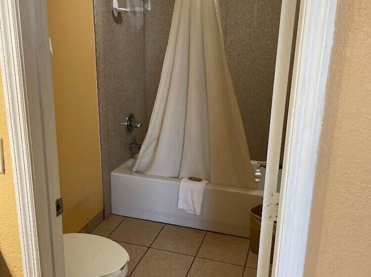 فندق Redwood Inn