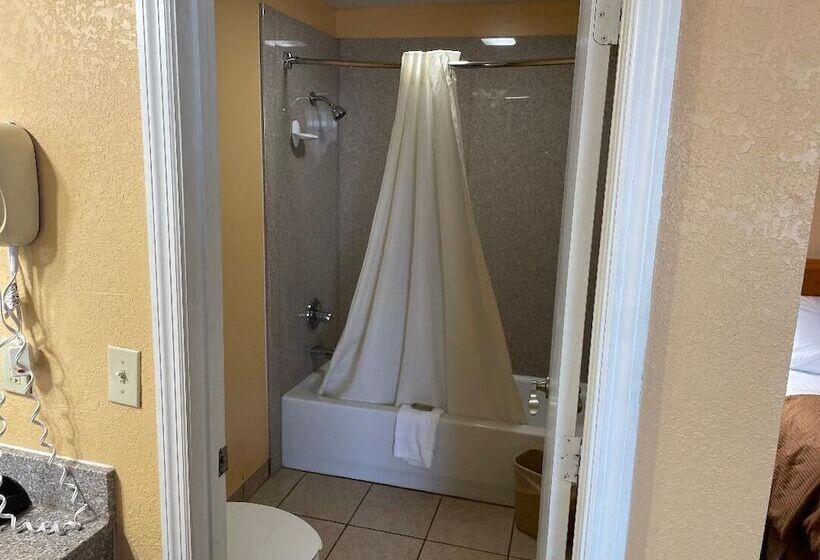 فندق Redwood Inn