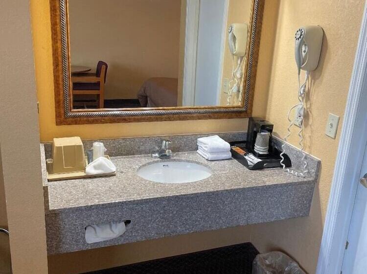 فندق Redwood Inn