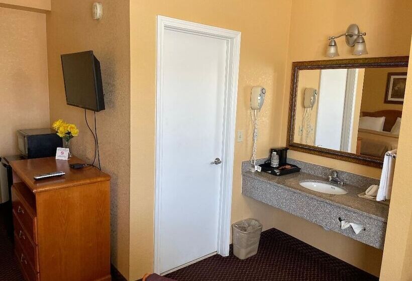 فندق Redwood Inn