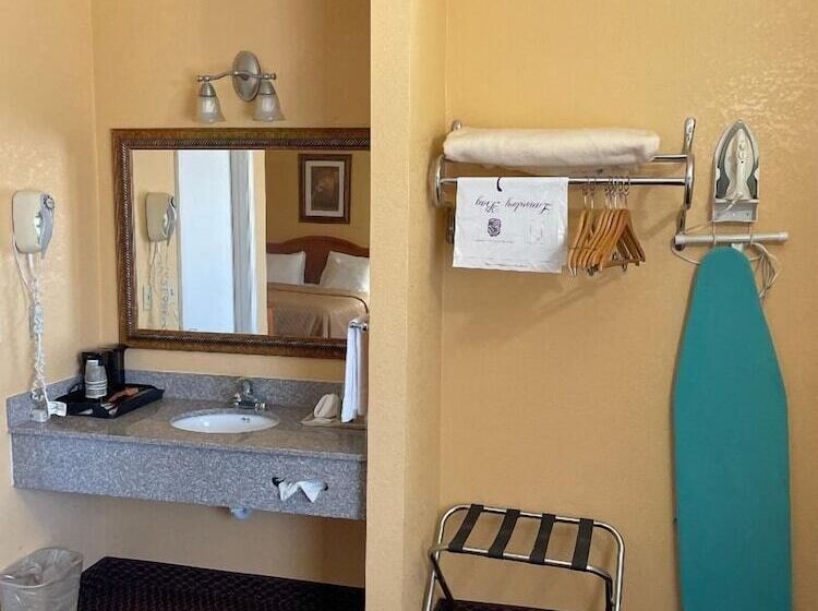 فندق Redwood Inn