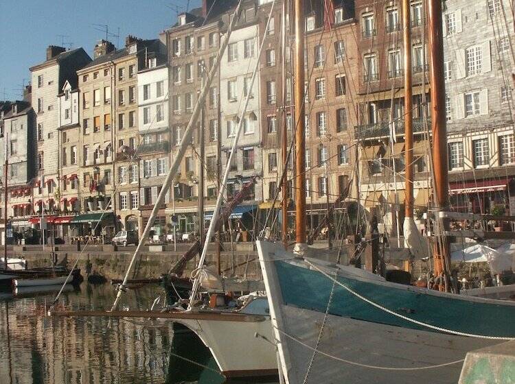 Отель Spa Piscine Le Petit Castel