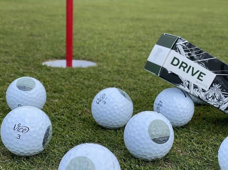 Отель Spa Piscine Le Petit Castel