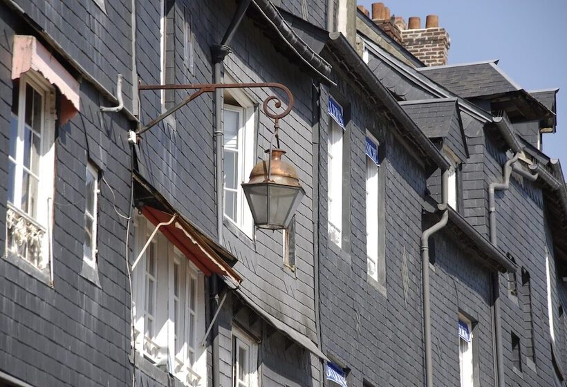 Отель Spa Piscine Le Petit Castel