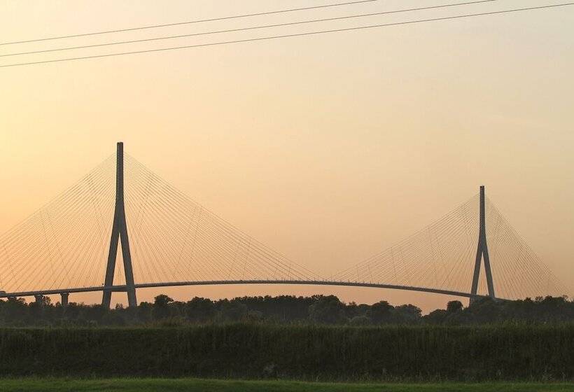 Отель Spa Piscine Le Petit Castel