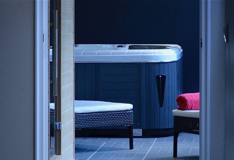 Отель Spa Piscine Le Petit Castel