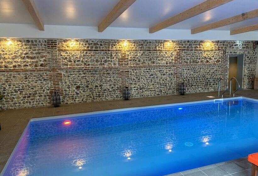 Отель Spa Piscine Le Petit Castel