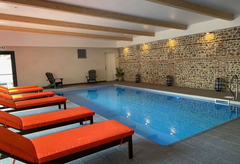 Отель Spa Piscine Le Petit Castel