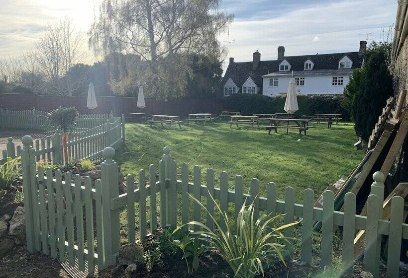 בית מלון כפרי The Barrington Arms