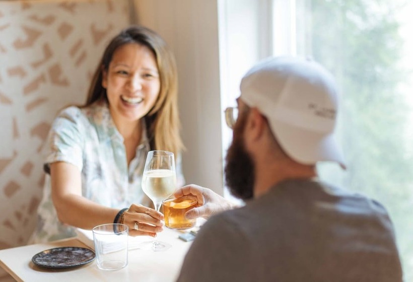 فندق The St Laurent Social Club & Guest Rooms