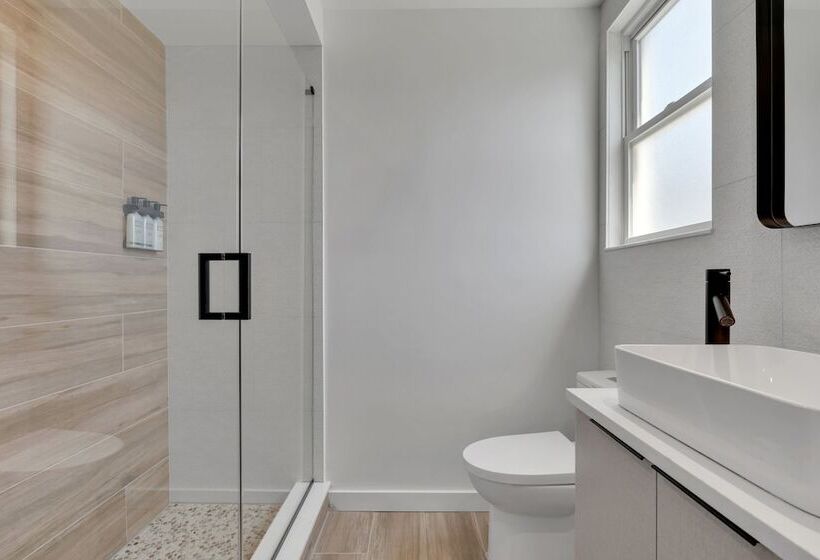 فندق The St Laurent Social Club & Guest Rooms