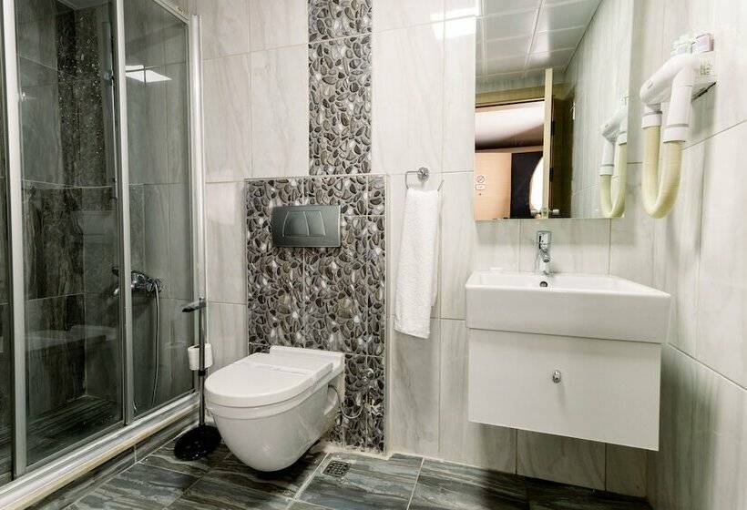 Tri̇o Hotel Airport