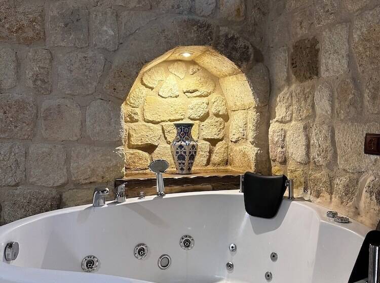 Отель Under Cave