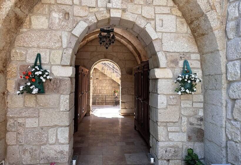 Отель Under Cave