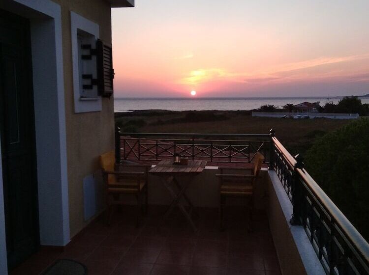 Отель Vitoratos Studios