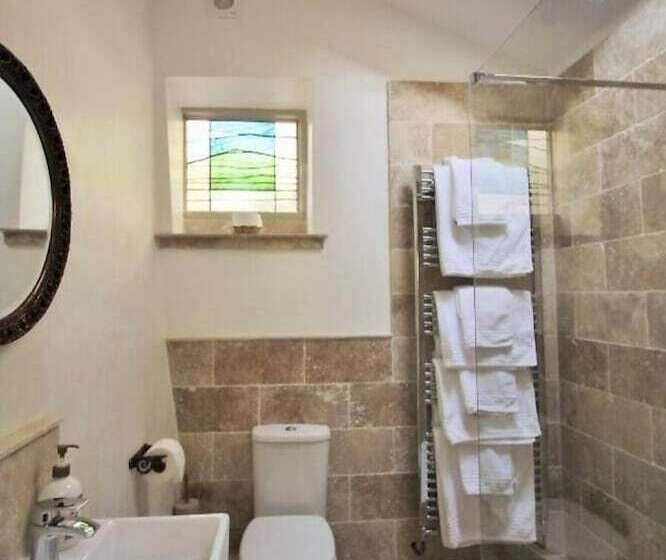 Impeccable 3 Bed 17th Century Luxury Cottage