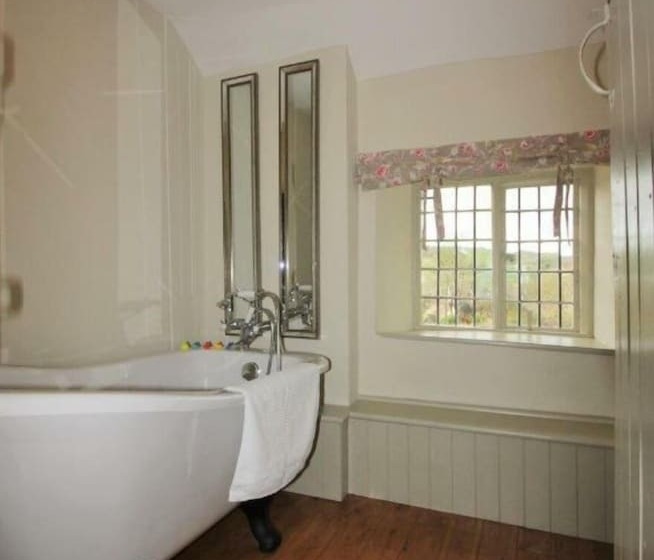 Impeccable 3 Bed 17th Century Luxury Cottage