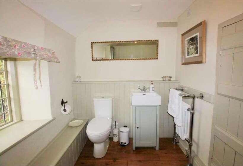 Impeccable 3 Bed 17th Century Luxury Cottage