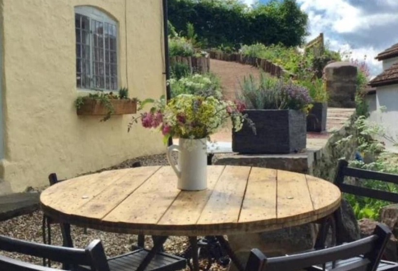 Impeccable 3 Bed 17th Century Luxury Cottage