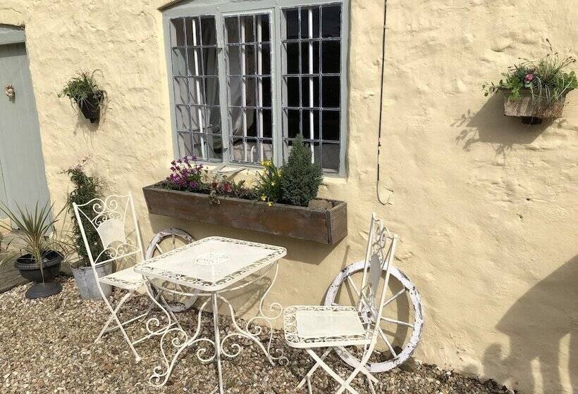 Impeccable 3 Bed 17th Century Luxury Cottage