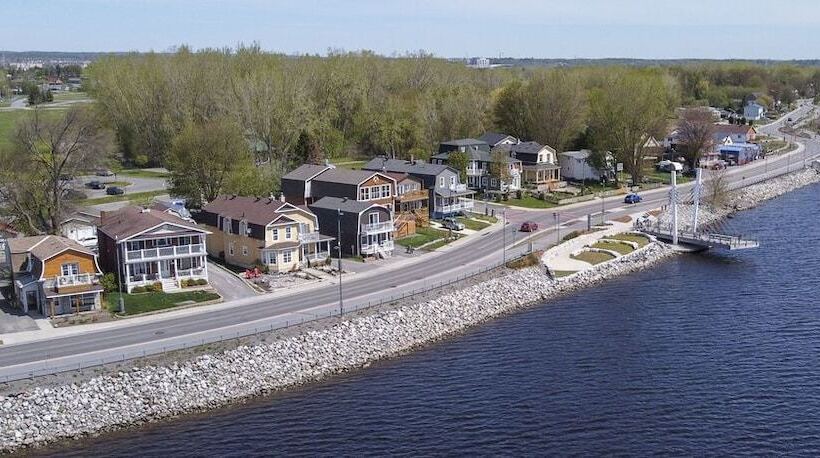Kokomo Inn   Tropical Riverfront B&b